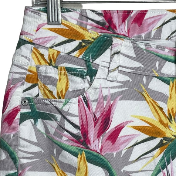 Tommy Bahama Women’s Denim Bermuda Shorts Bird Of Paradise Floral Sz 6 - Picture 3 of 11